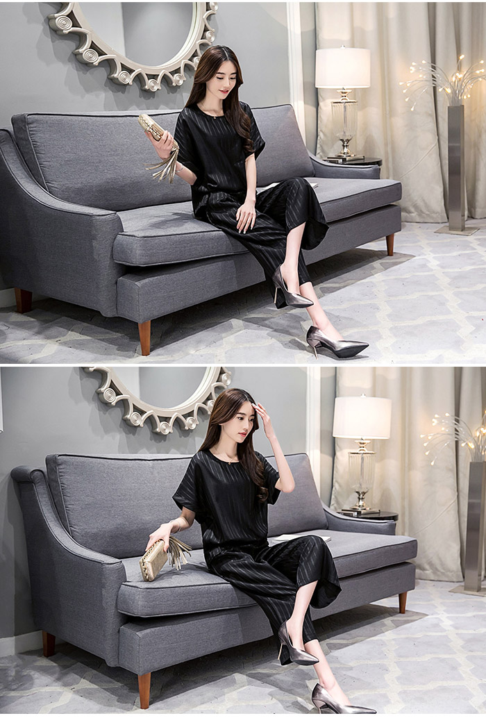 Set_bt1368 ชุดเซ็ท 2 ชิ้น(เสื้อ+กางเกง) เสื้อคอกลมแขนในตัว+กางเกงขายาวห้าส่วนเอวสม็อคหลังกระเป๋าข้าง ผ้าเนื้อดีลายริ้วสีดำ ตรงชายเสื้อด้านหน้ามีซิปรูดติดกับขอบกางเกงได้