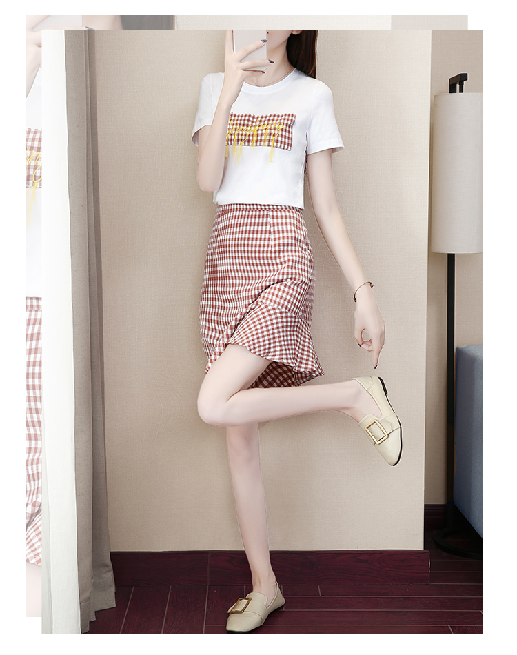Set_bs1774 ชุดเซ็ท 2 ชิ้น(เสื้อ+กระโปรง) เสื้อยืดสีขาวอกแต่งป้ายลายสก็อตผ้าคอตตอนเนื้อนุ่มยืดหยุ่นสูง+กระโปรงลายสก็อตชายระบายเฉียงซิปหลังผ้าคอตตอนเนื้อดีนุ่มใส่สบาย งานเซ็ทเข้าชุดสุดน่ารัก ดีเทลเก๋ๆ ดีงาม แมทช์ได้ลงตัวเข้ากันดูดีที่สุดจ้า