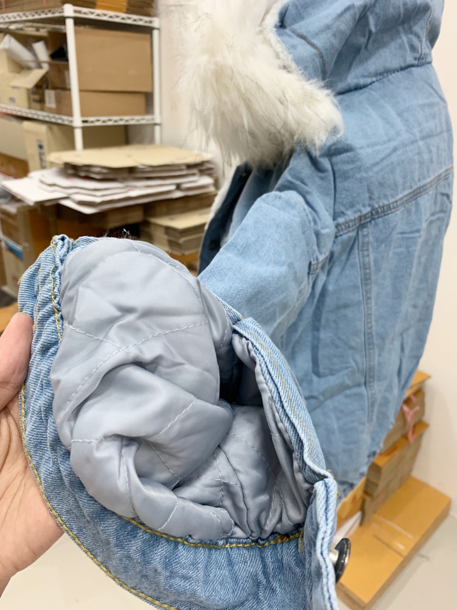 เสื้อกันหนาว ช่วงตัวเป็นผ้ายีนส์ ด้านในบุขนช่วงตัว ช่วงแขนบุซับในกันลม พร้อมขนเฟลอฟูนุ่มมาก งานดี การรันตีจ้า มี 3 สีน้า same pic