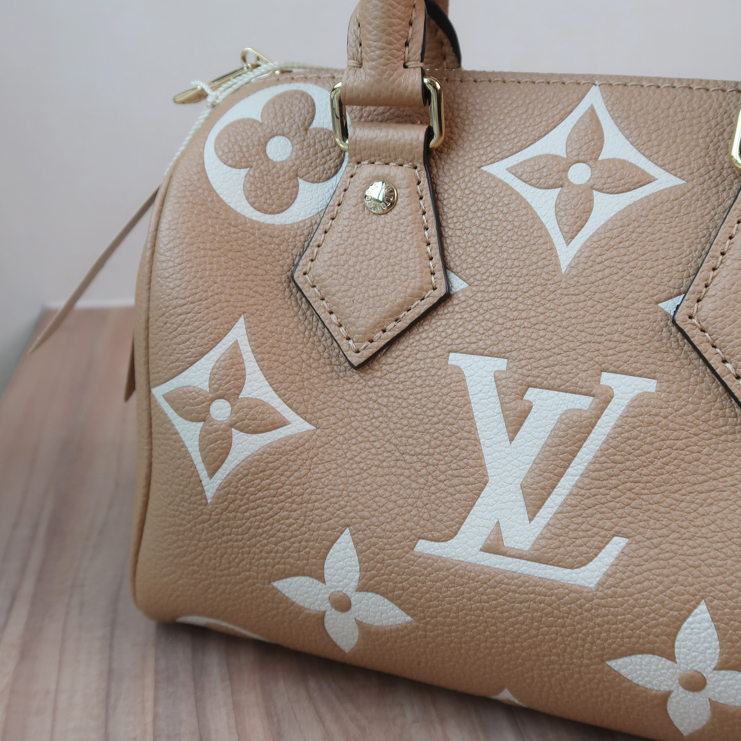 Louis Vuitton Arizona/Creme Monogram Empreinte Speedy Bandouliere 20(ใบParagon 7วัน)