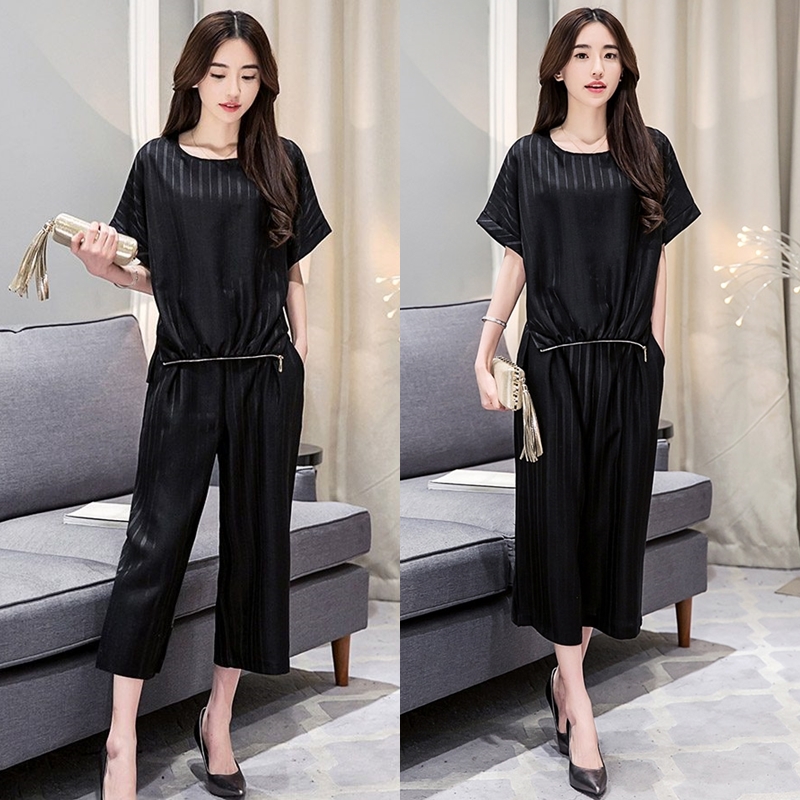 Set_bt1368 ชุดเซ็ท 2 ชิ้น(เสื้อ+กางเกง) เสื้อคอกลมแขนในตัว+กางเกงขายาวห้าส่วนเอวสม็อคหลังกระเป๋าข้าง ผ้าเนื้อดีลายริ้วสีดำ ตรงชายเสื้อด้านหน้ามีซิปรูดติดกับขอบกางเกงได้