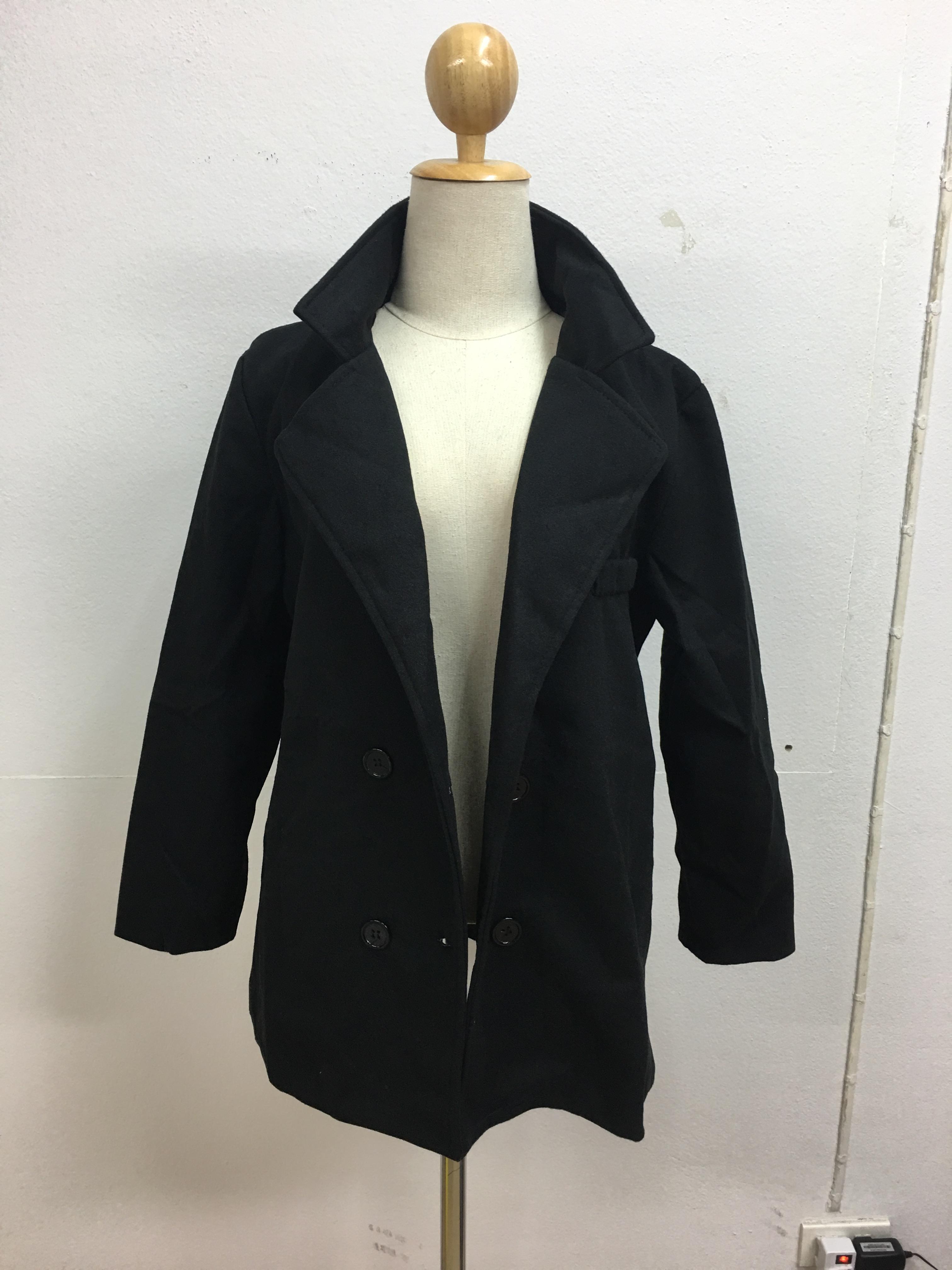 เสื้อโค้ทกันหนาว ทรงเรียบหรู มีสไตล์ ผ้าสักกะหลาดผสมสำลี บุซับในกันลม พร้อมส่งจ้า สีดำ