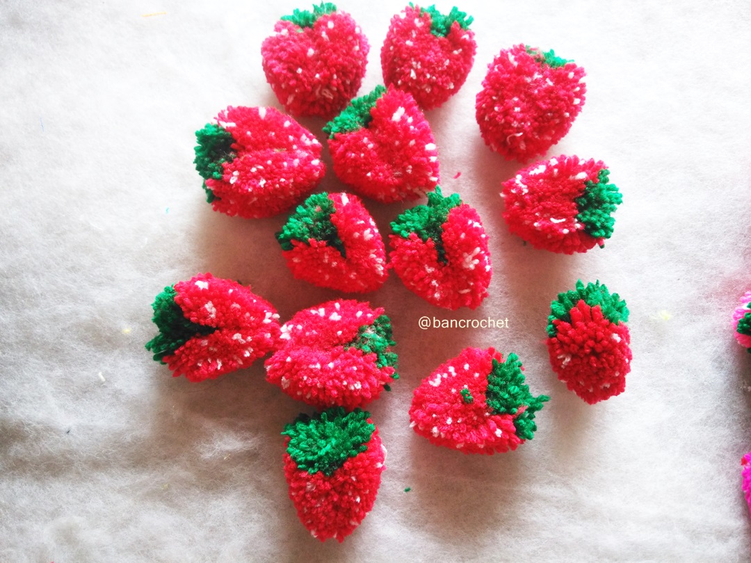 Bancrochet ปอมปอมสตรอเบอรี่ Pompoms strawberry สีแดง 2 นิ้ว