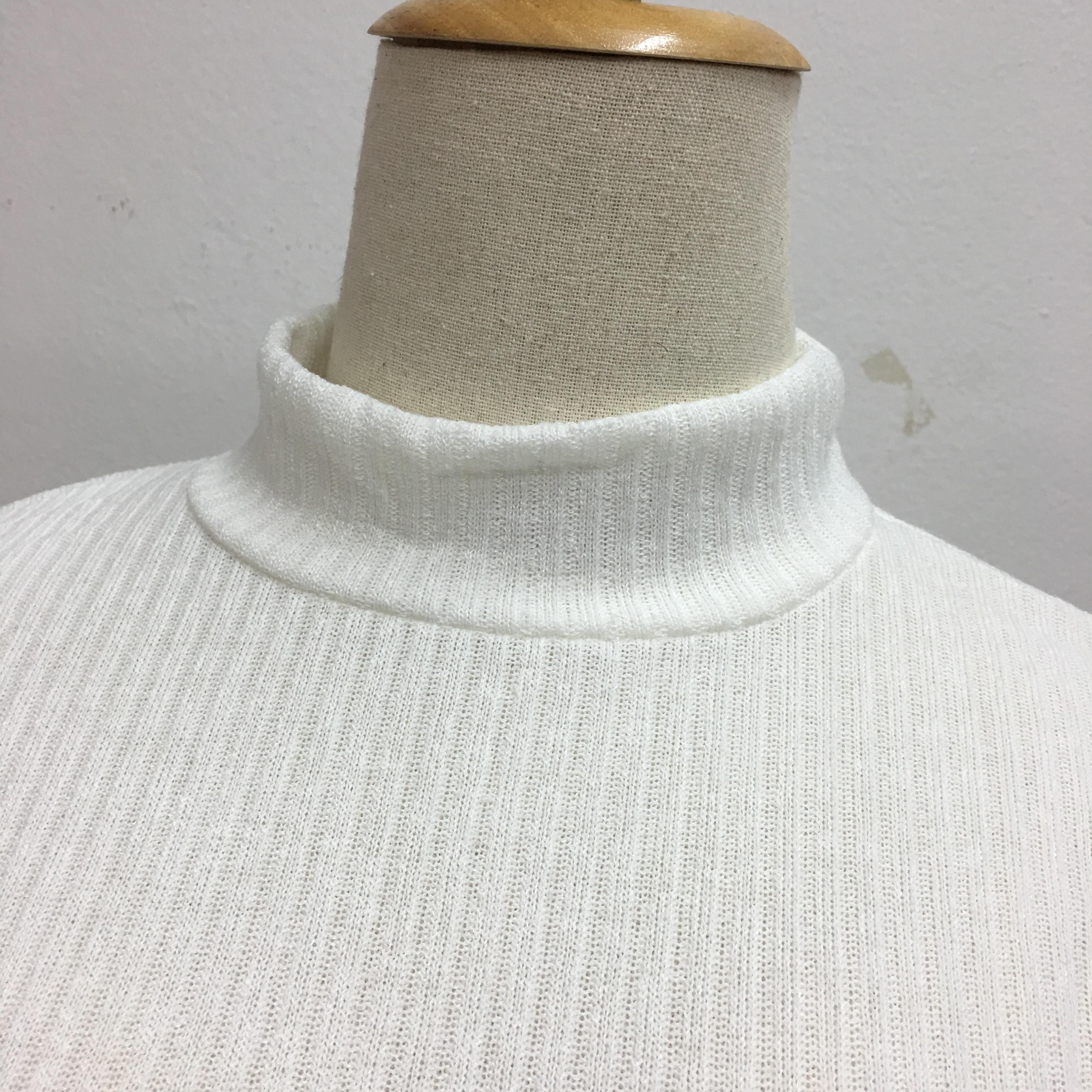 เสื้อแขนยาวคอตั้ง สีขาว ทรงสวย ผ้าไม่หนา มีลายในตัว พร้อมส่ง