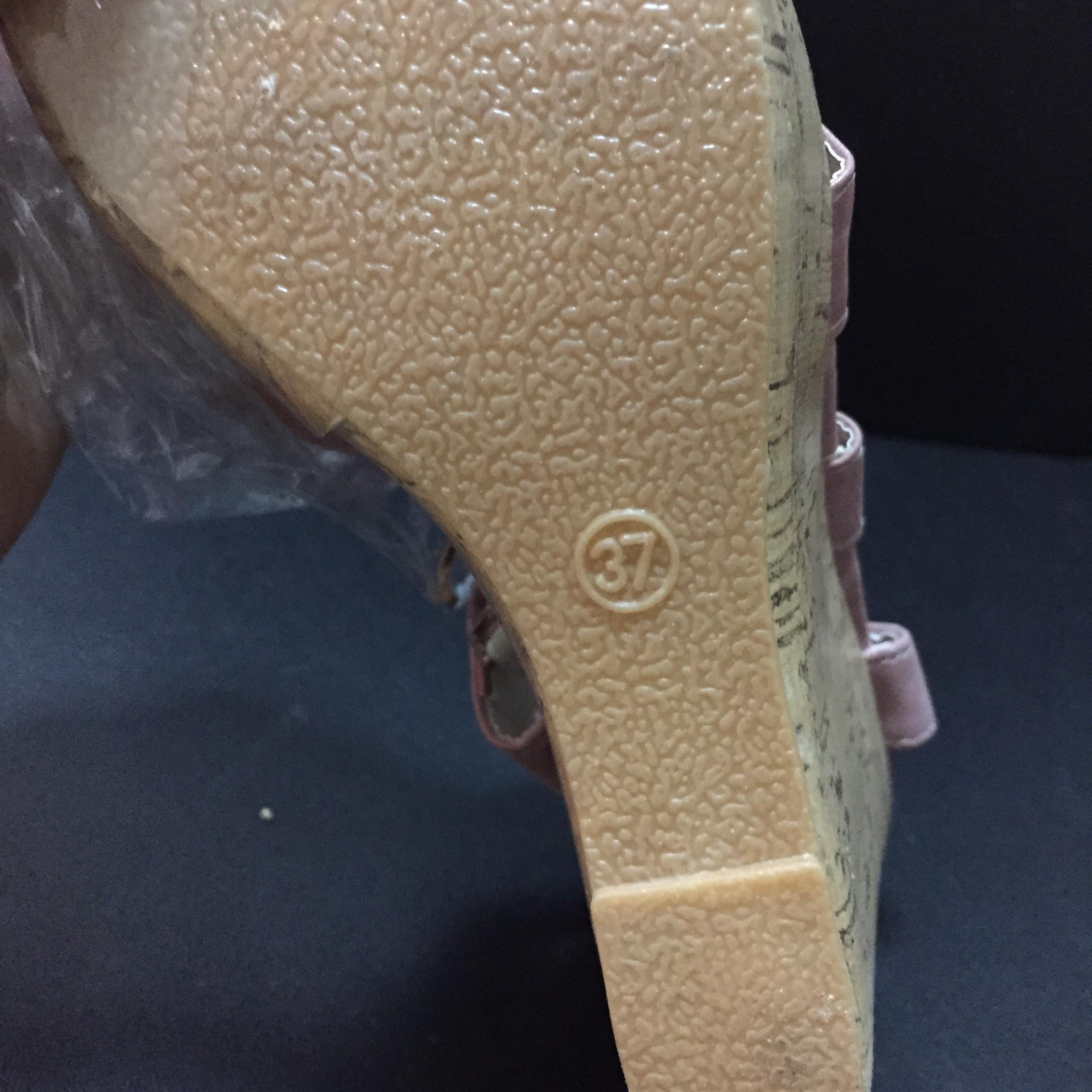 รองเท้าส้นสูง รัดส้น สีชมพู ไซส์ 37