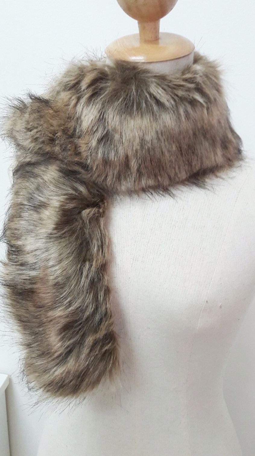 ขนเฟอร์ fur สีน้ำตาล ขนนุ่มลื่น ใช้ติดเสื้อหนาว หรือใช้พันคอเพิ่มความเก๋ มิกได้กับทุกชุด มาพร้อมกระดุมใส