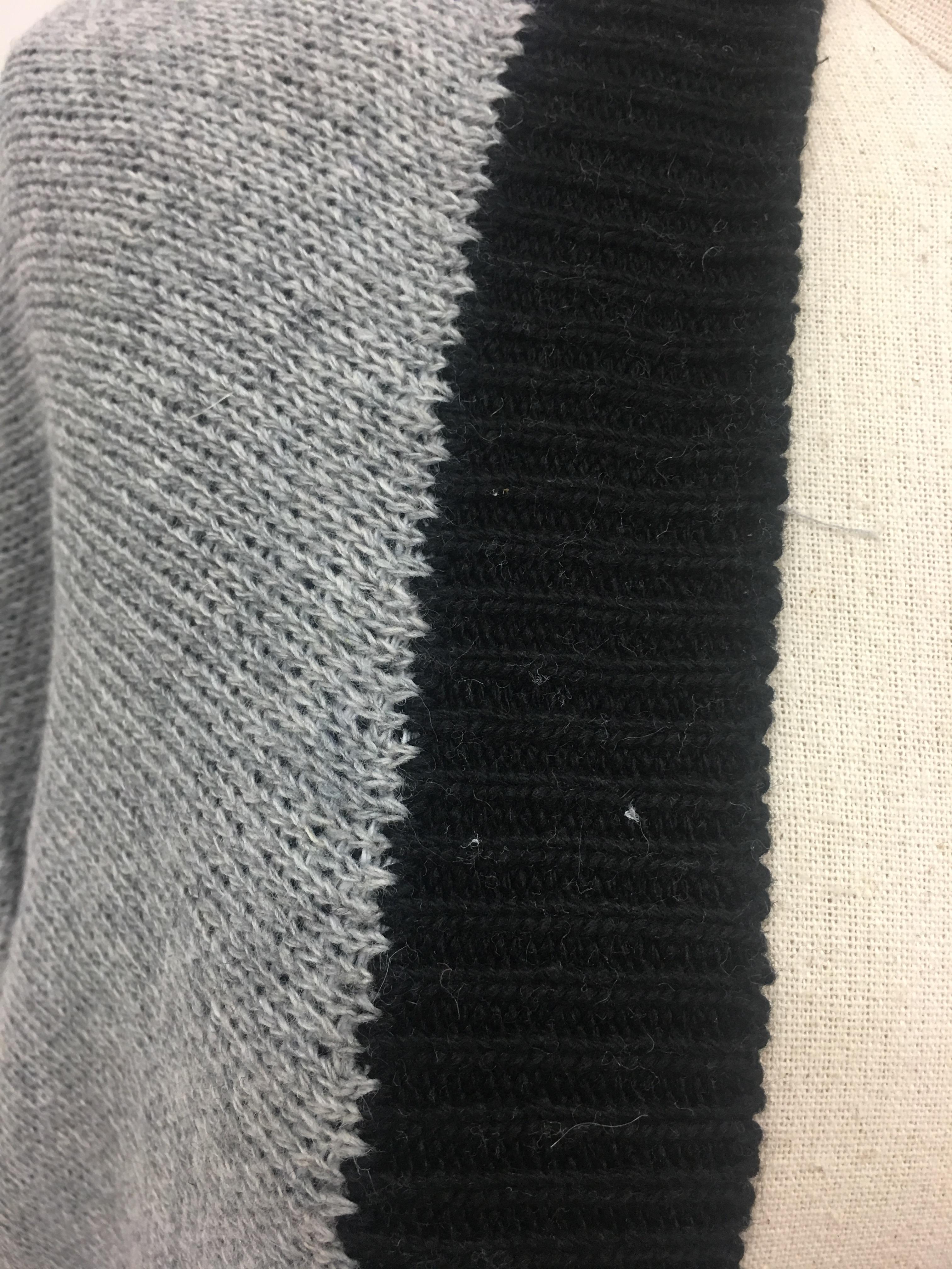 เสื้อคลุมกันหนาว ยาว 34 นิ้ว ไหมพรม ทอลายขาวดำ เก๋ๆ