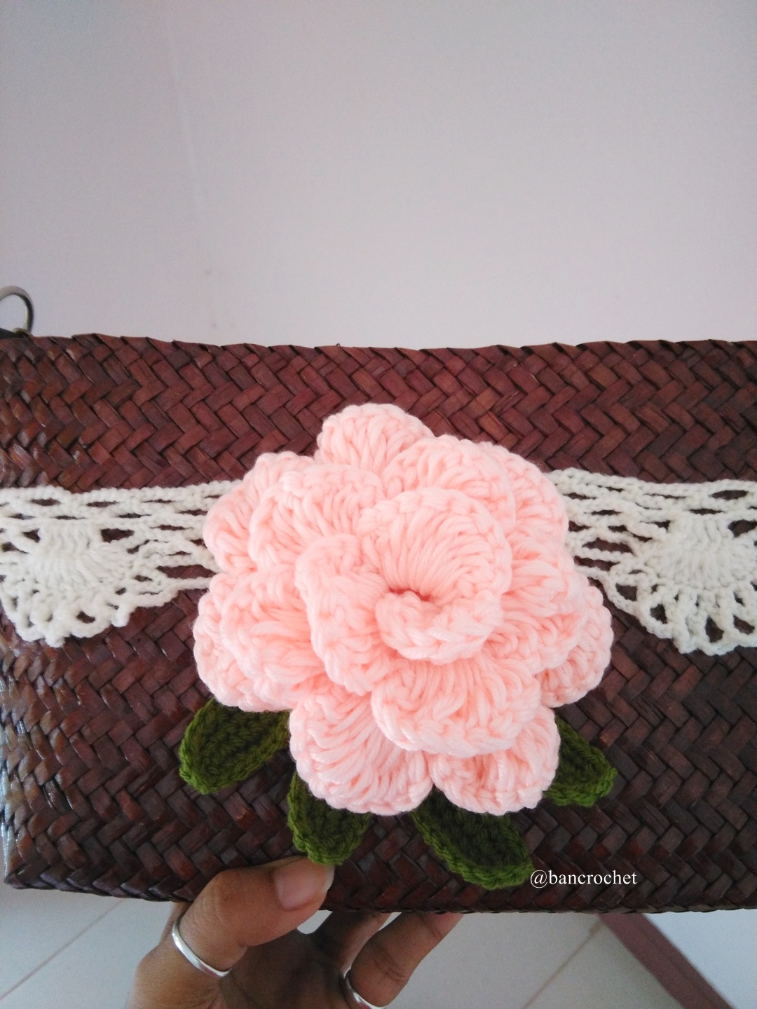 กระเป๋ากระจูดสาน ประดับดอกไม้ ขนาด 7*7*3.5*9.5 นิ้ว basket weave bags ธรรมชาติ 6*9 นิ้ว