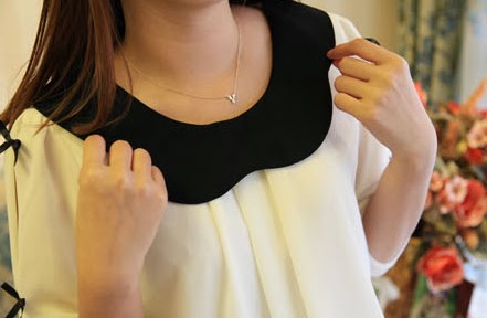 **มีตำหนิ** เสื้อตัวบน ผ้าชีฟองเนื้อทราย เปิดเว้าช่วงแขน + แต่งโบว์ มีซับใน สีขาว ขาว