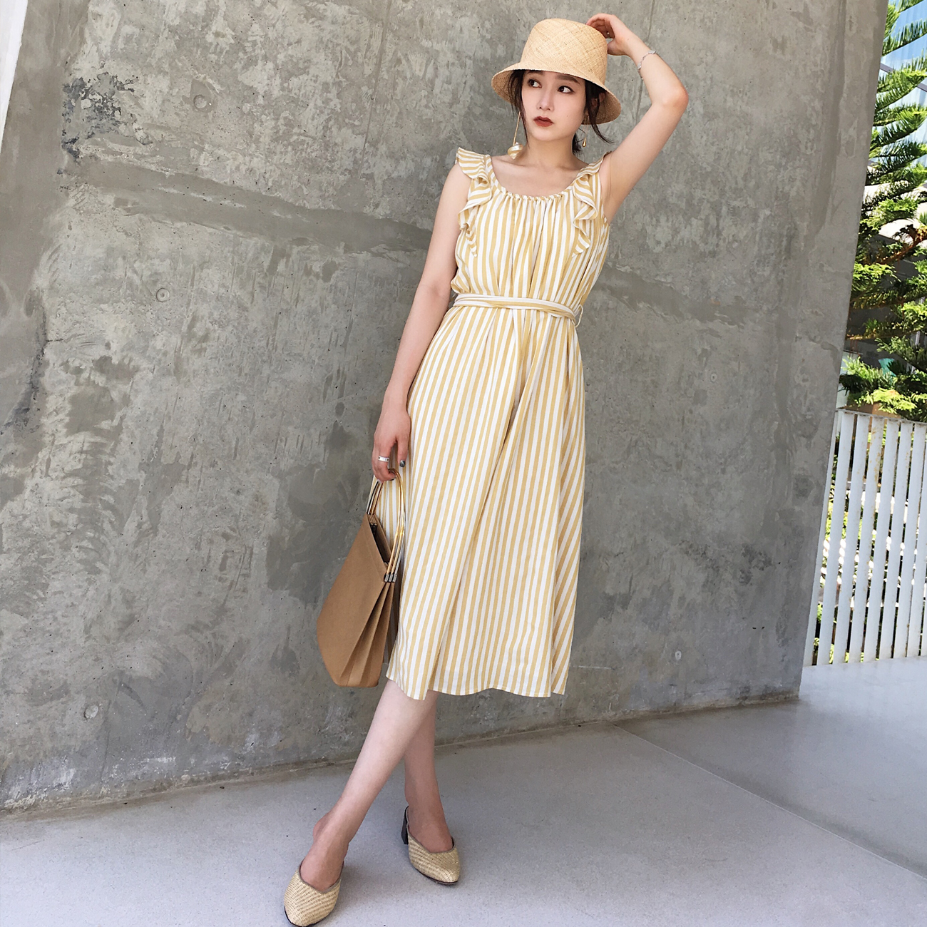 Dress4597 เดรสยาวทรงปล่อยลายทางโทนสีขาวเหลืองมัสตาร์ด สายบ่าแต่งระบาย มีผ้าผูกเอว ผ้าลินินเนื้อดี