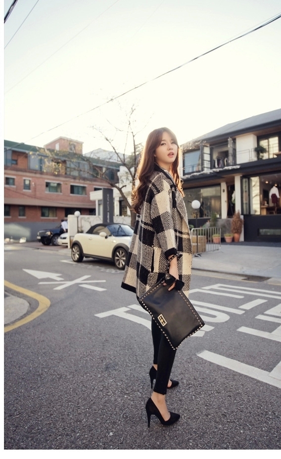 เสื้อกันหนาว ผ้าทอลายตาราง ตัวโคล่ง ทรงสวย สีครีมดำ งานดีสวยเหมือนแบบ พร้อมส่งเลยจ้า ครีมดำ