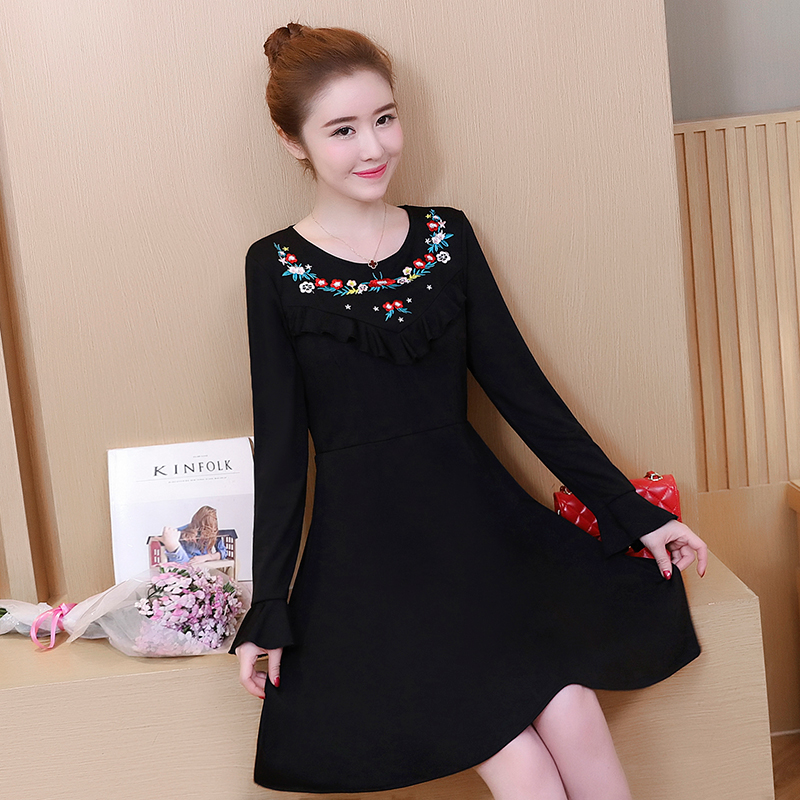 Dress4499 Big Size เดรสแขนยาวสีดำไซส์ใหญ่ ช่วงอกปักลายดอกไม้แต่งระบายเล็กๆ ซิปหลังใส่ง่าย ผ้าคอตตอนบอดี้สูทเนื้อดีมีน้ำหนักทิ้งตัวยืดขยายได้เยอะ งานดีเกรดพรีเมียมสวยเหมือนราคาหลักพัน ใส่เที่ยว/ใส่ทำงานได้