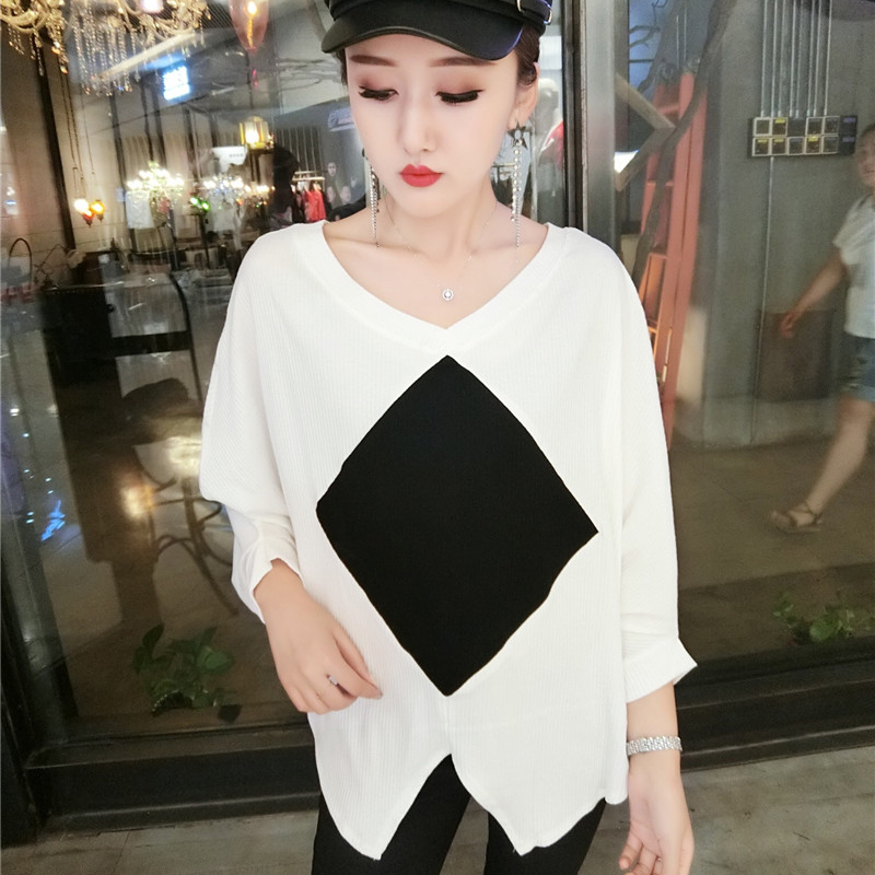 Blouse3803 เสื้อไหมพรมทรงโอเวอร์ไซส์โทนสีขาวดำ ผ้าไหมพรมถักเนื้อดีนุ่มเนียนยืดขยายได้เยอะ เนื้อผ้ามีน้ำหนักทิ้งตัว ไหมพรมเนื้อหนาปานกลางใส่ได้ทุกฤดูกาล แมทช์กับกระโปรงหรือกางเกงก็ดูดีไม่แพ้กัน