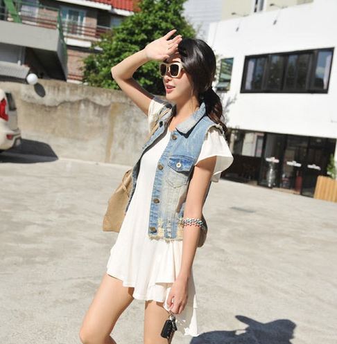 เสื้อยีนส์ ผู้หญิง แจ็คเก็ตยีนส์ แขนกุด ดีไซน์ ตกแต่ง แบบเซอร์ ใส่เป็น เสื้อคลุม เข้ากับ ชุดเดรส หวาน ๆ หรือ ใส่เที่ยวทะเล เก๋ ๆ 566675