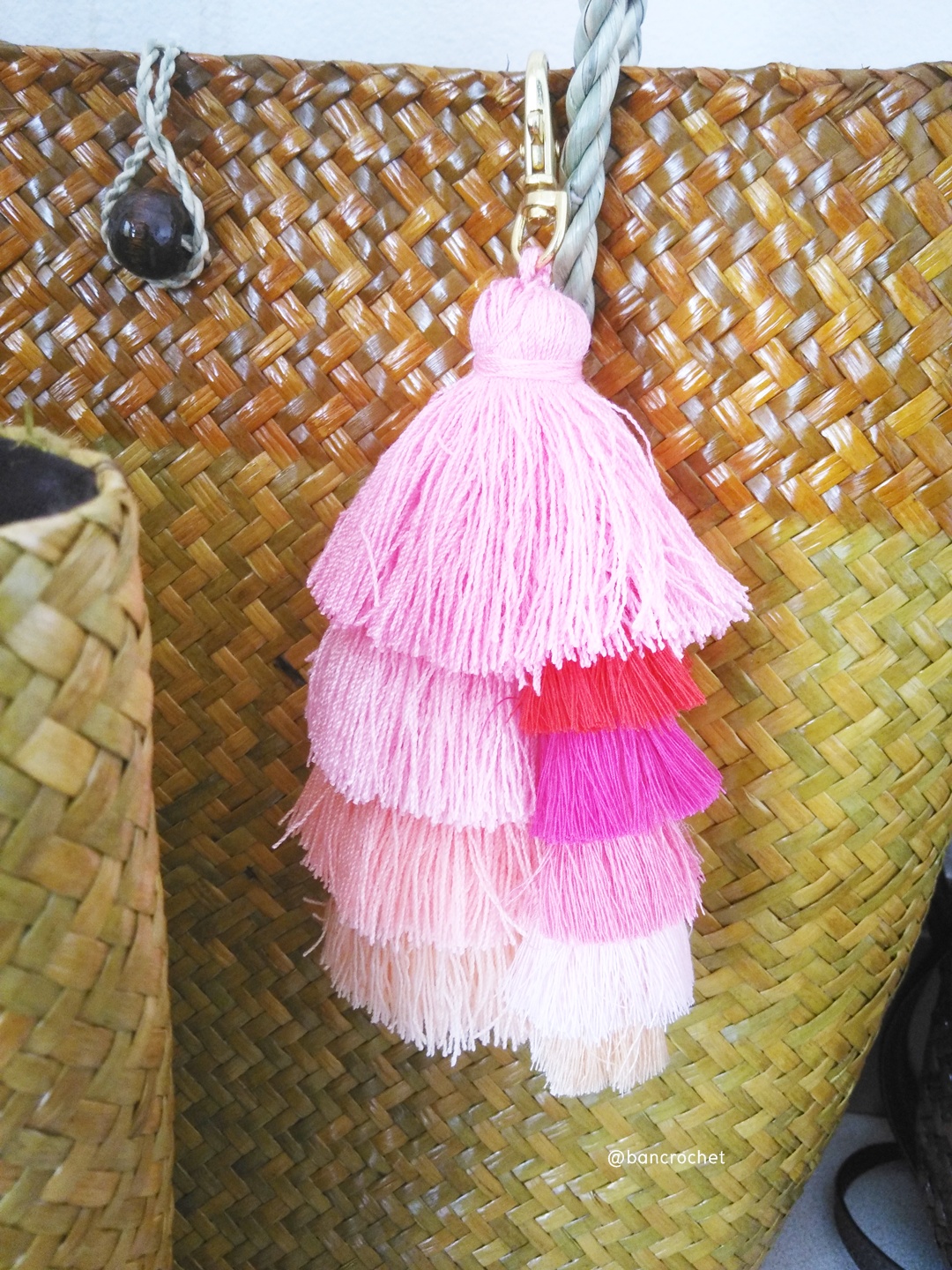 Bancrochet พวงกุญแจพู่ห้อยกระเป๋า tassels pompoms keychains (เฉพาะขายส่ง อันละ 100 บาท สั่ง 12 ชิ้นขึ้นไป only wholesale) หลากสี 5.5-6นิ้ว