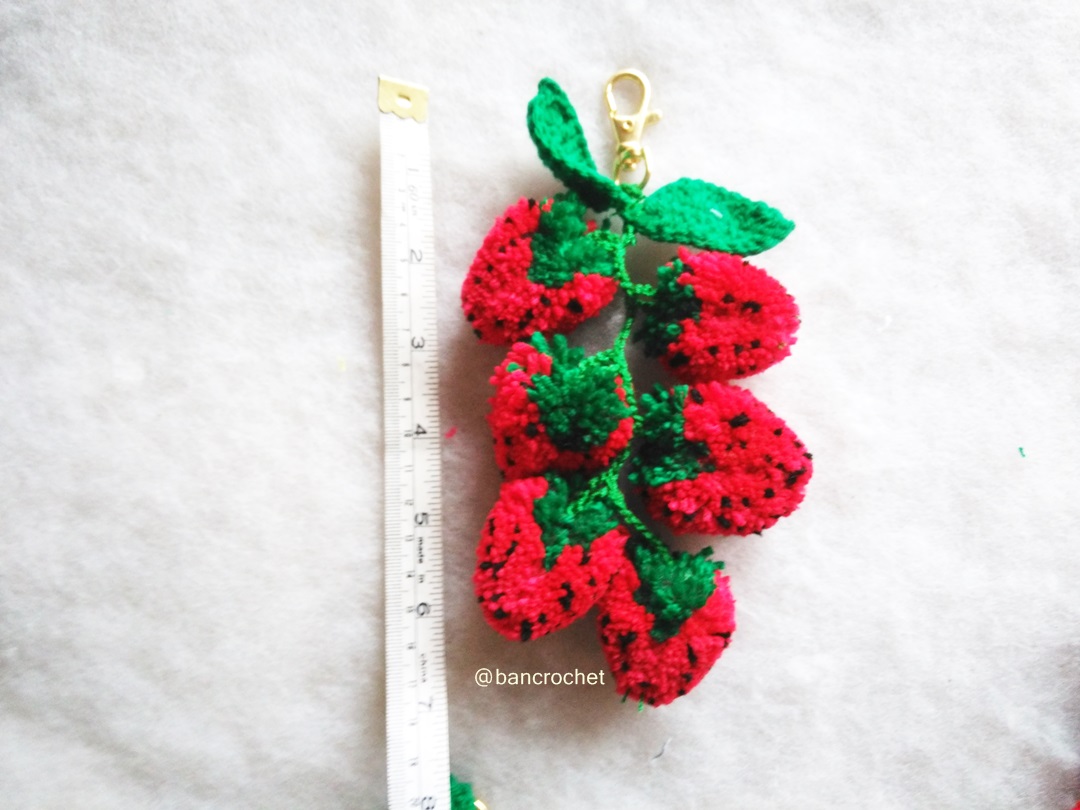 Bancrochet พวงกุญแจห้อยกระเป๋าสตรอเบอรี่ Stawberry pom poms fruits keychains สีแดง 6