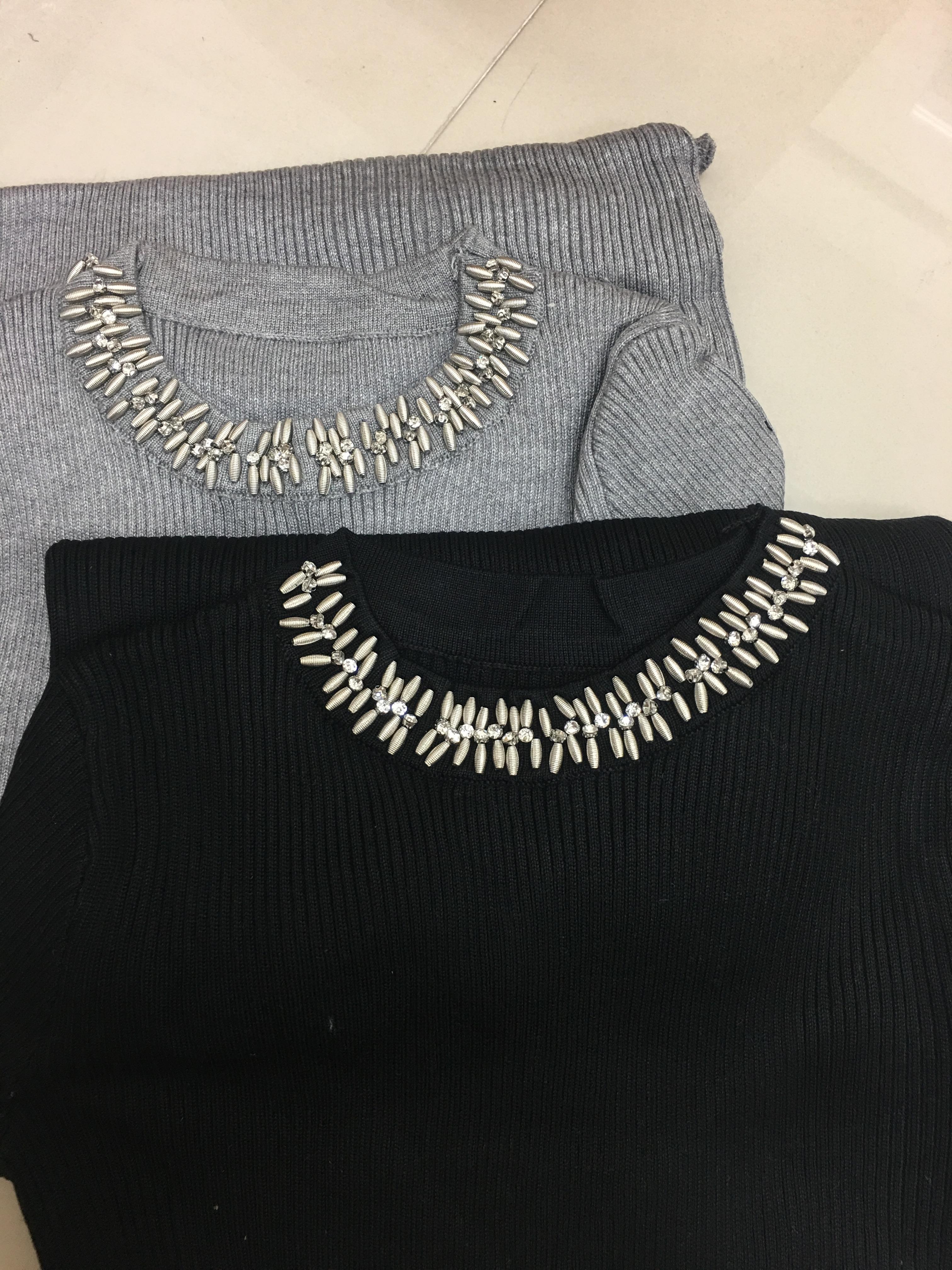 เสื้อไหมพรม ตัวยาว ผ้าร่อง แต่งลูกปัดที่ช่วงคอเก๋ๆ พร้อมส่ง ดำ