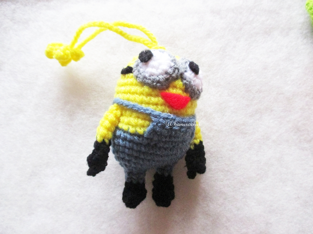 พวงกุญแจมินเนี่ยนถักไหมพรม ขนาด 4 นิ้ว minions crochet keychain 4 inch