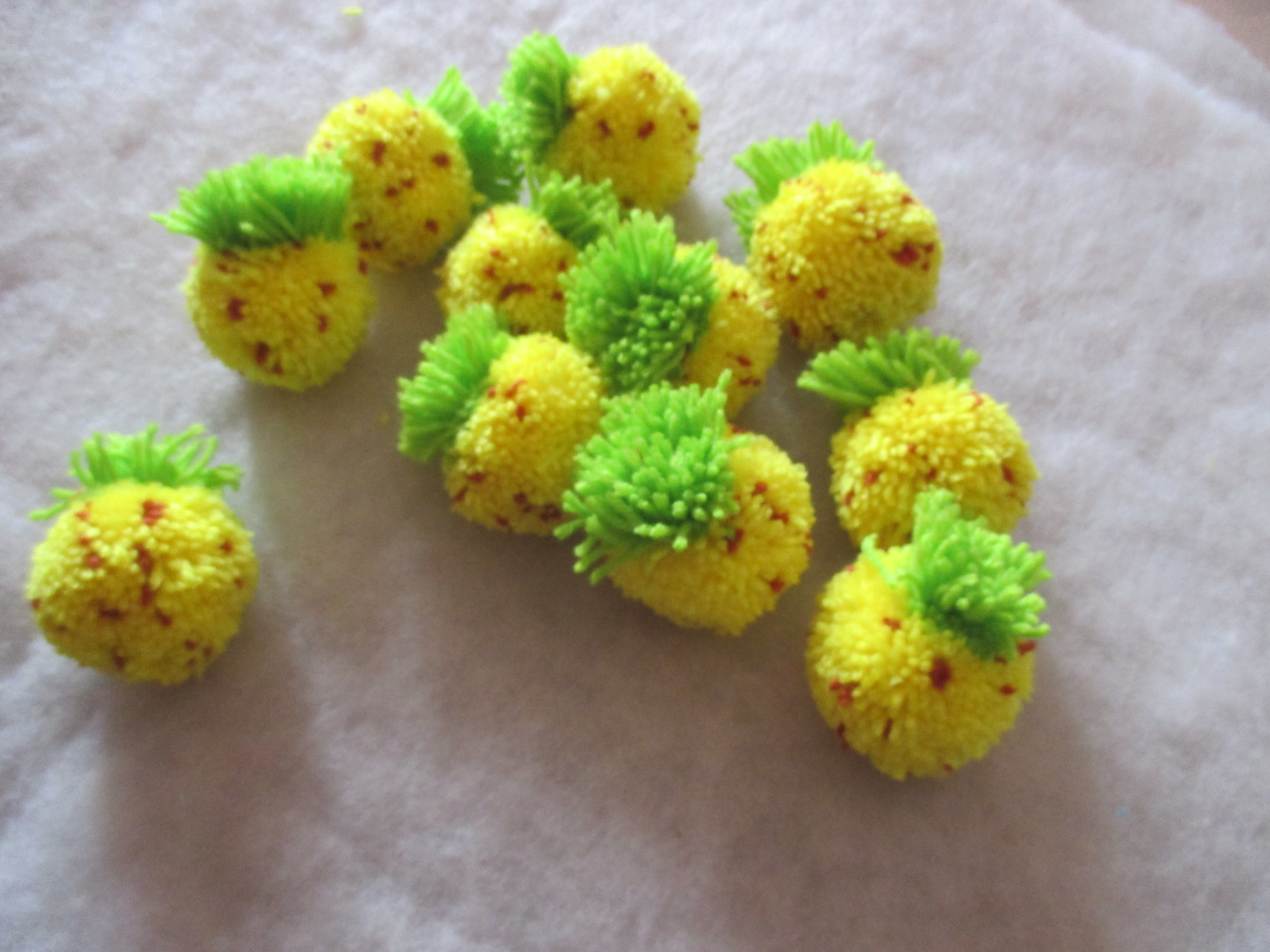 สับปะรดปอมปอม pom poms fruits เหลือง 2 นิ้ว