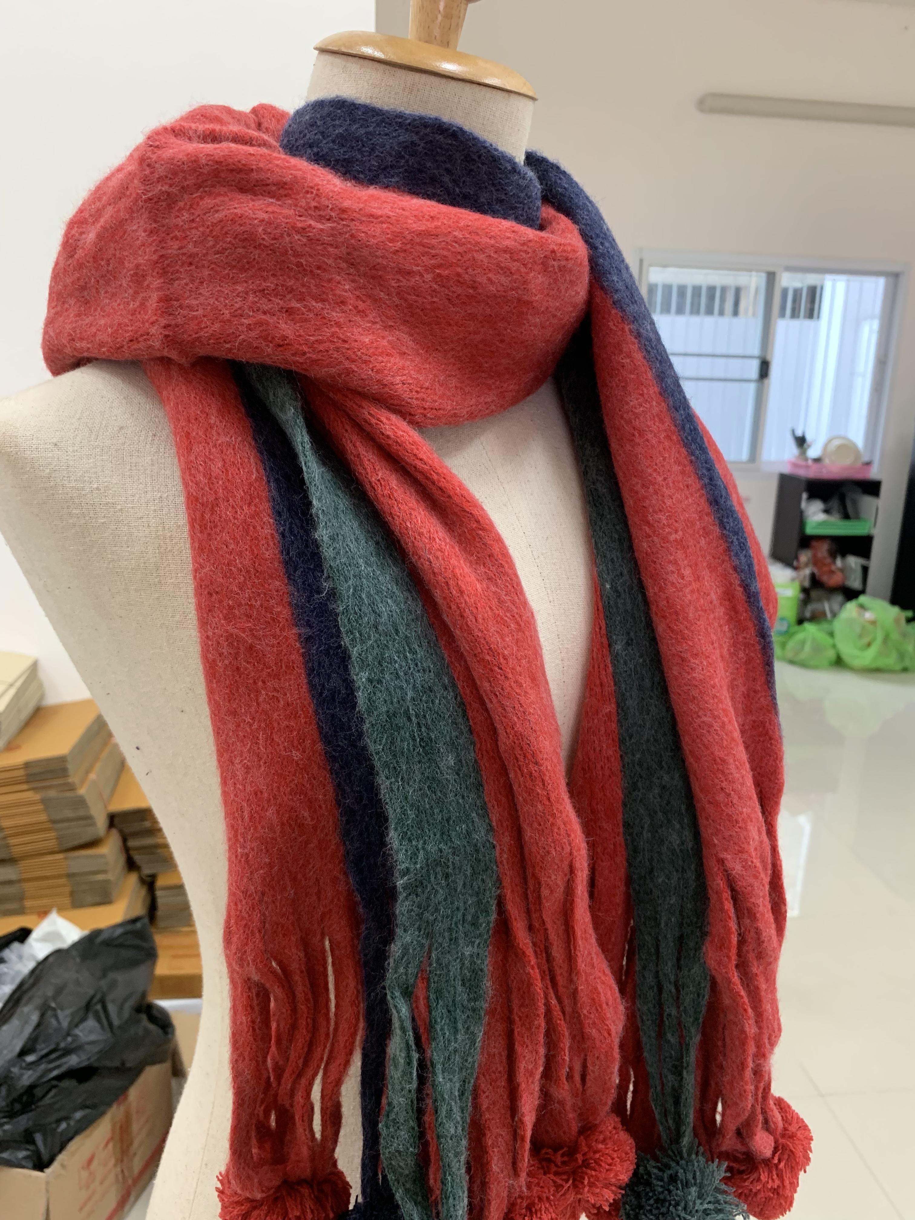 ผ้าพันคอไหมพรมเนื้อนุ่ม แต่งแถบสี ชายผ้ามีลูกเล่นน่ารัก สไตล์เกาหลี พร้อมส่ง same pic