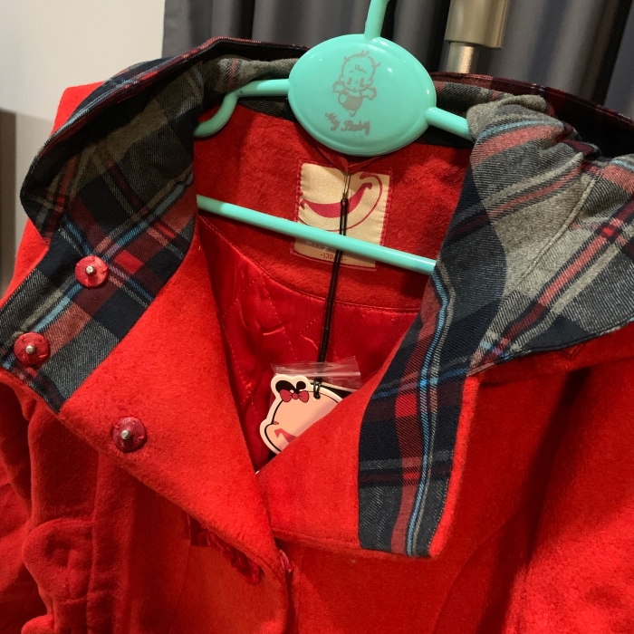 เสื้อโค้ทเด็ก เสื้อกันหนาวเด็ก พร้อมฮู้ดลายสก๊อต บุซับในกันลมอย่างดี น่ารักมากๆค่ะ สีแดง