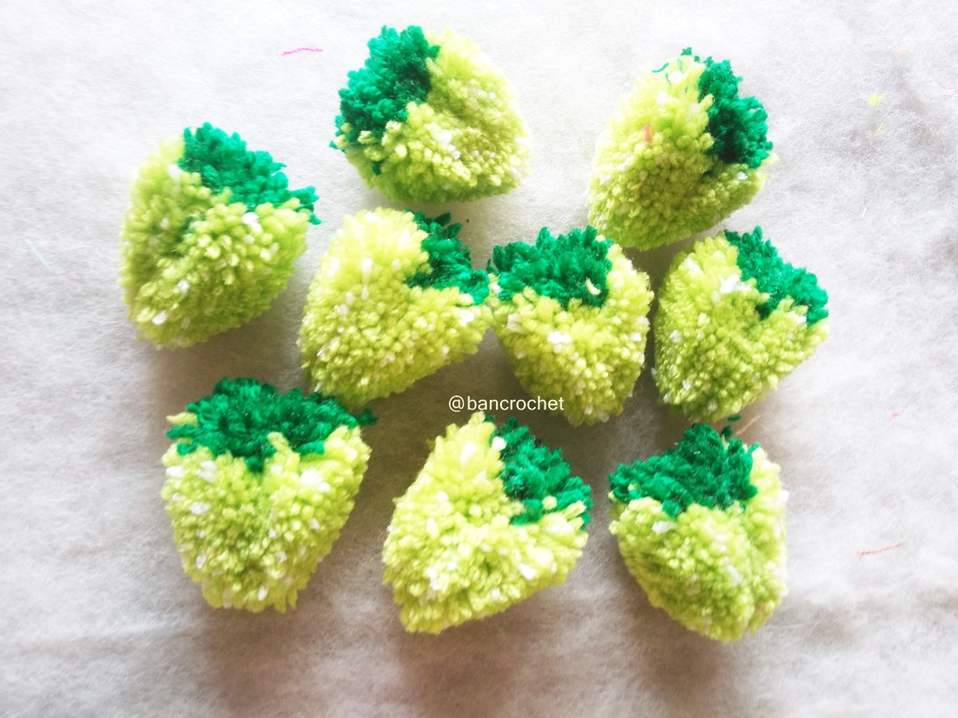 ปอมปอมสตรอเบอรี่ Pompoms strawberry สีเขียวใบตอง 2 นิ้ว