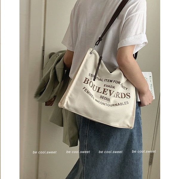 กระเป๋าสะพายข้างผู้หญิง กระเป๋าสะพายสไตล์เกาหลี By Japanese フェンディ authentic bag