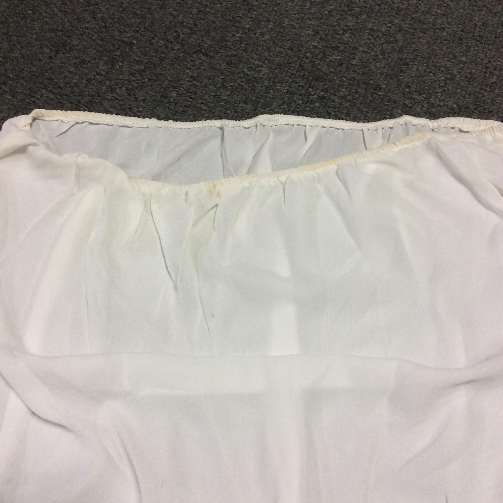 **มีตำหนิ** เสื้อตัวบน ผ้าชีฟองเนื้อทราย เปิดเว้าช่วงแขน + แต่งโบว์ มีซับใน สีขาว ขาว