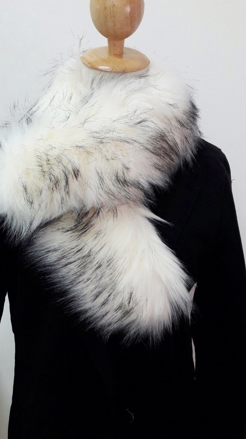 ขนเฟอร์ fur สีขาวปลายแซมดำ ขนฟูนุ่ม ใช้ติดเสื้อหนาว หรือใช้พันคอ เพิ่มความเก๋ มิกได้กับทุกชุด มาพร้อมกระดุมใส