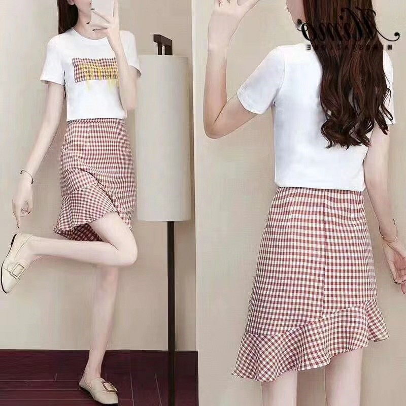 Set_bs1774 ชุดเซ็ท 2 ชิ้น(เสื้อ+กระโปรง) เสื้อยืดสีขาวอกแต่งป้ายลายสก็อตผ้าคอตตอนเนื้อนุ่มยืดหยุ่นสูง+กระโปรงลายสก็อตชายระบายเฉียงซิปหลังผ้าคอตตอนเนื้อดีนุ่มใส่สบาย งานเซ็ทเข้าชุดสุดน่ารัก ดีเทลเก๋ๆ ดีงาม แมทช์ได้ลงตัวเข้ากันดูดีที่สุดจ้า
