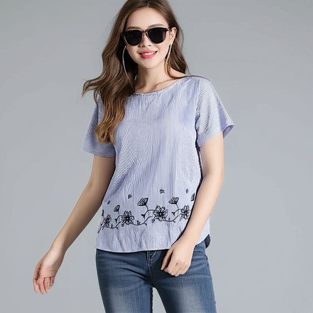 🌼 Blouse4075 เสื้อโอเวอร์ไซส์/เสื้อสาวอวบลายริ้วฟ้าขาว ทรงแขนเบิ้ลเก๋ๆ พร้อมปักลายดอกไม้ที่ชายเสื้อ เพิ่มความละมุนเบาๆ น่ารักแบบสาวอบอุ่น ลุคสบายแต่มีดีเทล!