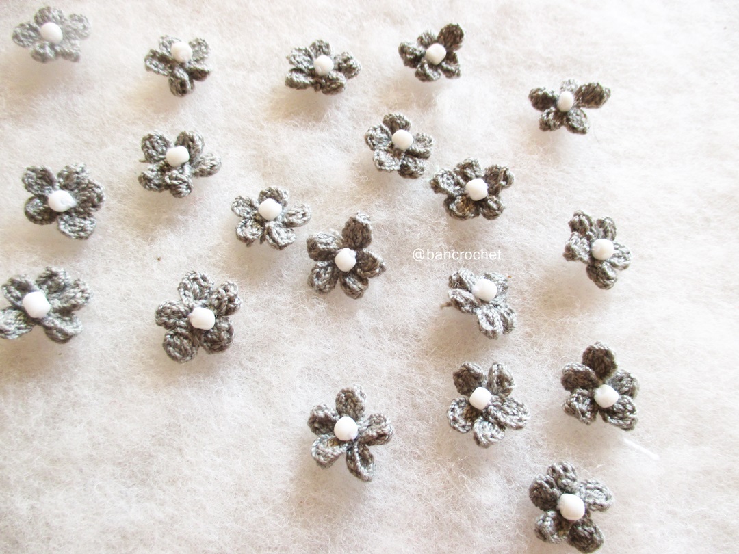Bancrochet ดอกไม้จิ๋วถักโครเชต์ crochet mini flowers สีเทา 0.5 นิ้ว