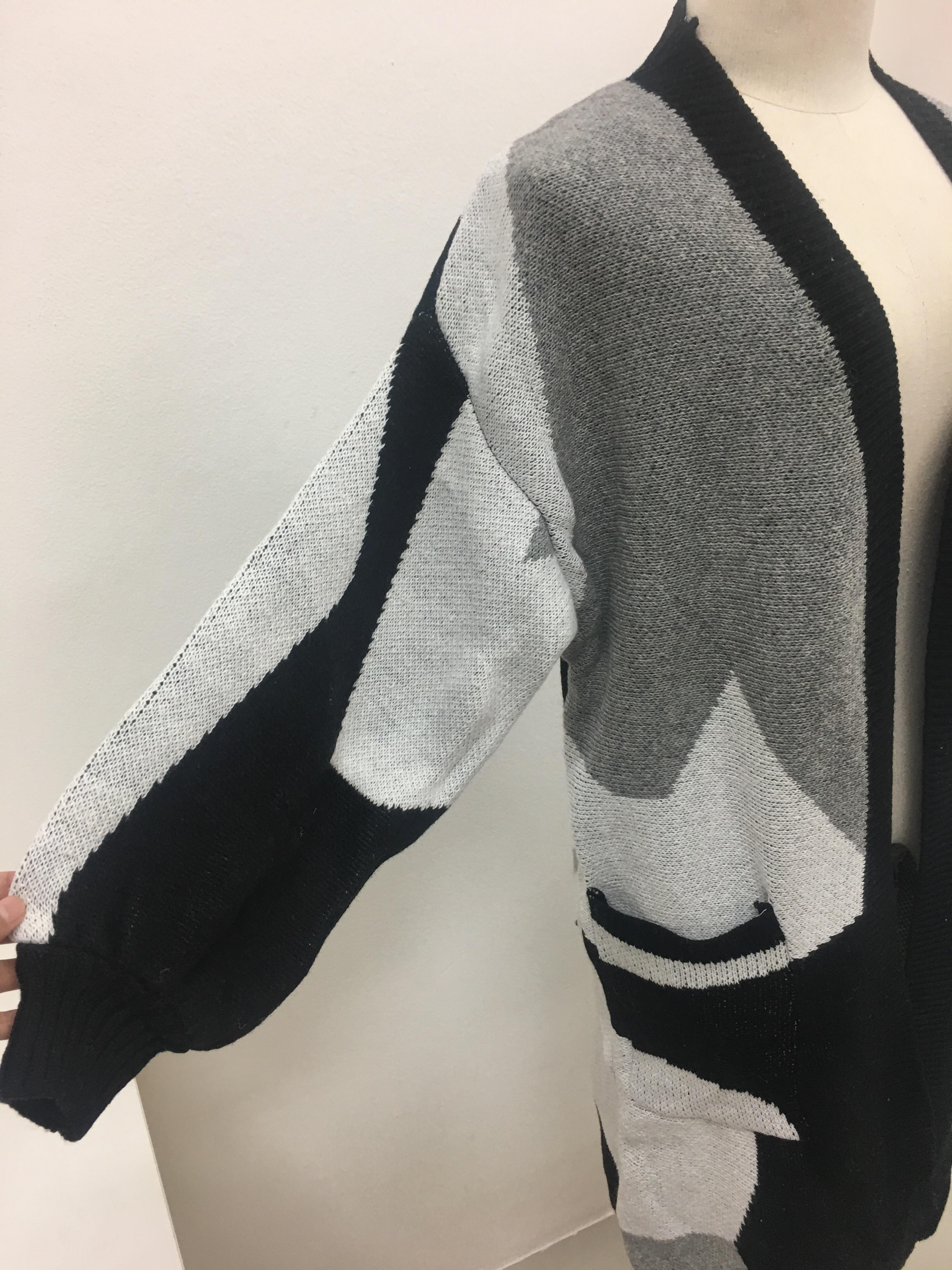 เสื้อคลุมกันหนาว ยาว 34 นิ้ว ไหมพรม ทอลายขาวดำ เก๋ๆ