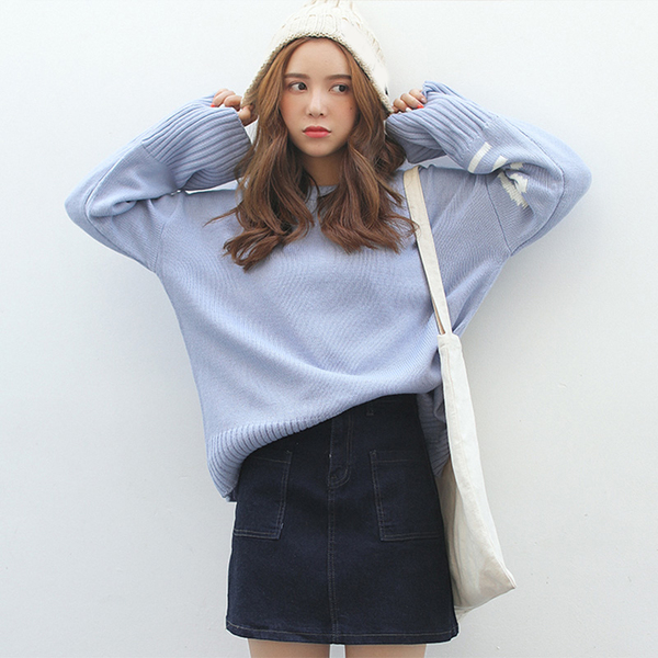 เสื้อไหมพรมตัวโคล่ง สีฟ้า ไหมพรมเนื้อนิ่ม ไม่หนามาก ยืดได้เยอะ ใครชอบแนวสาวเกาหลี พลาดไม่ได้จ้า