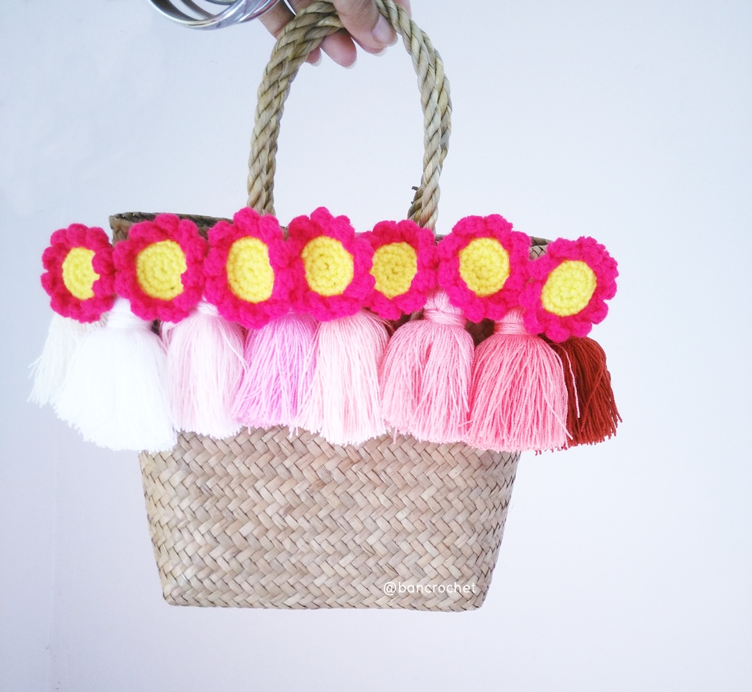 bancrochet กระเป๋ากระจูดสาน ประดับพู่และดอกทานตะวัน ขนาด 7*7*3.5*9.5 นิ้ว basket weave bags ธรรมชาติ 7*7*3.5*9.5 นิ้ว