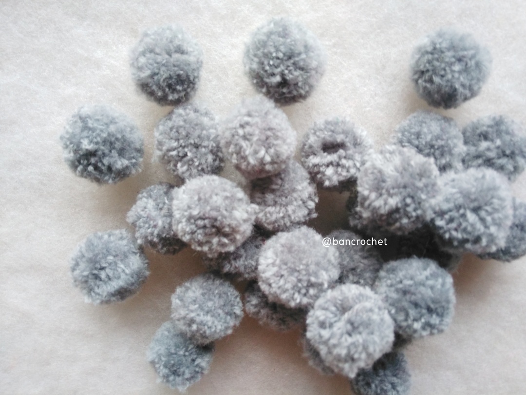 ปอมปอมไหมพรม ขนาด 2.5-3 ซม pom poms crochet เทา 2.5-3 ซม.