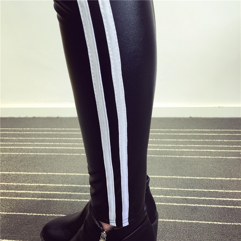 กางเกงสกินนี่ หนังดำ 2 แถบ