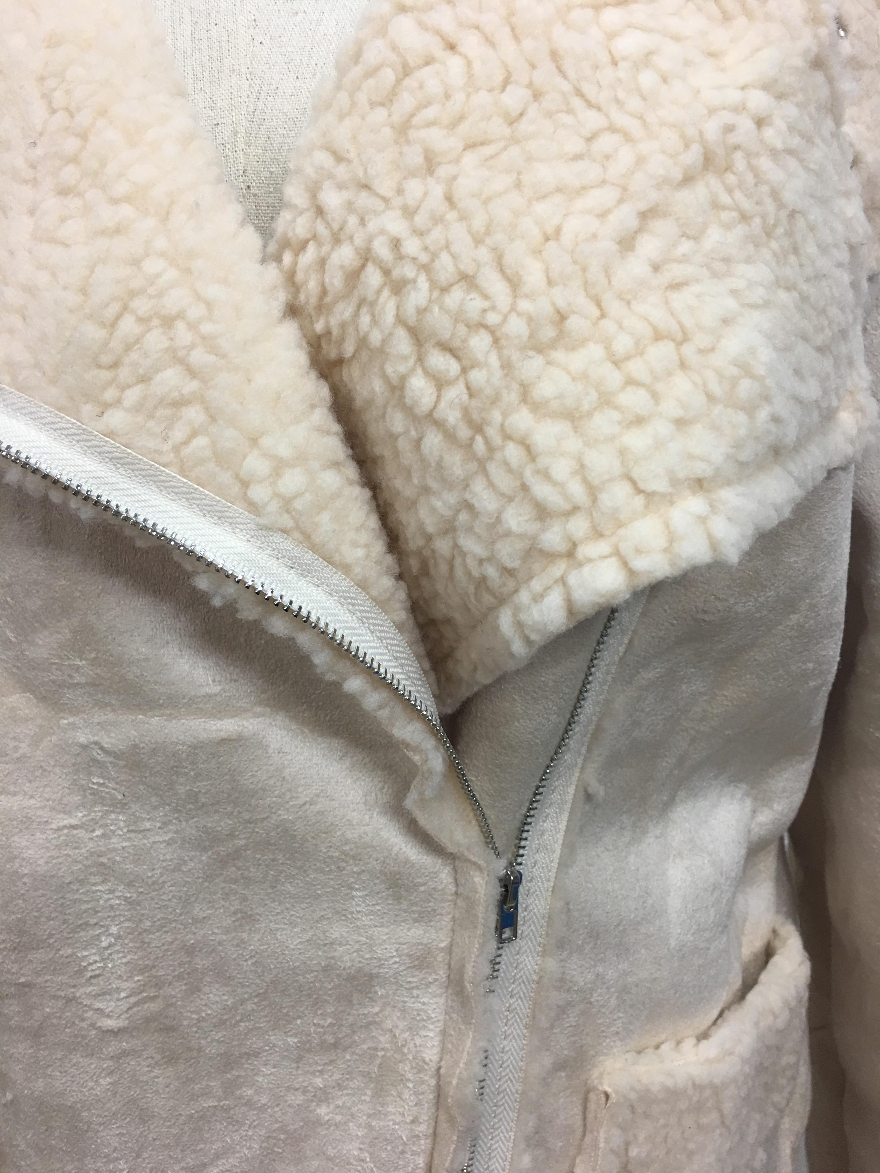 เสื้อกันหนาว สีครีม เนื้อผ้าคล้ายๆหนังกลับ+กำมะหยี่ แต่งขนแกะด้านใน ดูดี อุ่นนนน แบบเก๋สุดๆ พร้อมส่งเลยจ้า งานตามแบบ