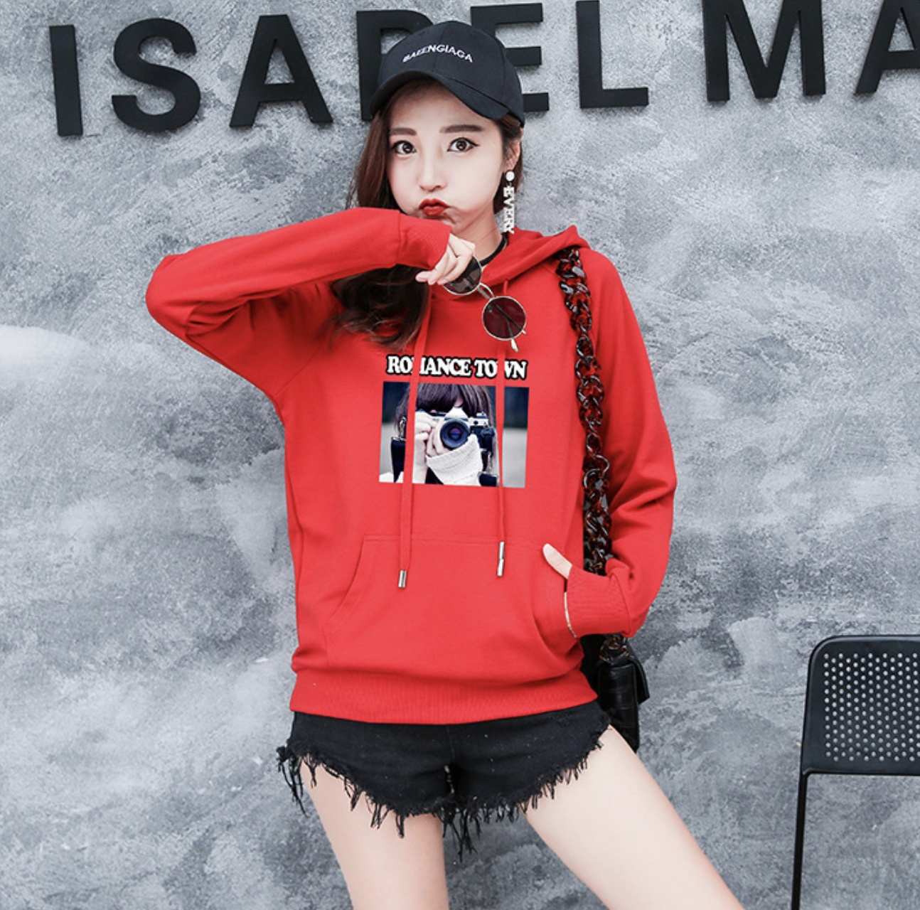 เสื้อกันหนาว ฮู้ดดี้ ผ้า cotton ด้านในเป็นผ้าสำลี เนื้อไม่หนามาก ใส่คลุมชิวๆ