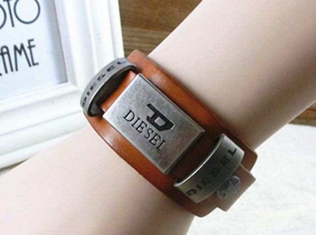 สร้อยข้อมือผู้ชาย สร้อยข้อมือผู้หญิง สร้อยข้อมือหนังแท้ Diesel สร้อยข้อมือ แบบเท่ ๆ ของขวัญให้แฟน สีน้ำตาล ดำ ชมพู เขียว น้ำเงิน แดง 411252