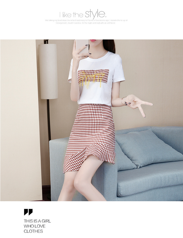 Set_bs1774 ชุดเซ็ท 2 ชิ้น(เสื้อ+กระโปรง) เสื้อยืดสีขาวอกแต่งป้ายลายสก็อตผ้าคอตตอนเนื้อนุ่มยืดหยุ่นสูง+กระโปรงลายสก็อตชายระบายเฉียงซิปหลังผ้าคอตตอนเนื้อดีนุ่มใส่สบาย งานเซ็ทเข้าชุดสุดน่ารัก ดีเทลเก๋ๆ ดีงาม แมทช์ได้ลงตัวเข้ากันดูดีที่สุดจ้า