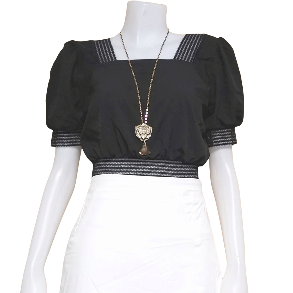 Blouse3960 เสื้อครอปสไตล์ลิซ่าสีดำคอเหลี่ยมแขนตุ๊กตา จัมพ์เอวและปลายแขนด้วยยางยืดอย่างดี ผ้าไหมอิตาลีเนื้อดีนุ่มใส่สบายไม่ยับง่าย งานน่ารักแมทช์กับอะไรก็เข้า