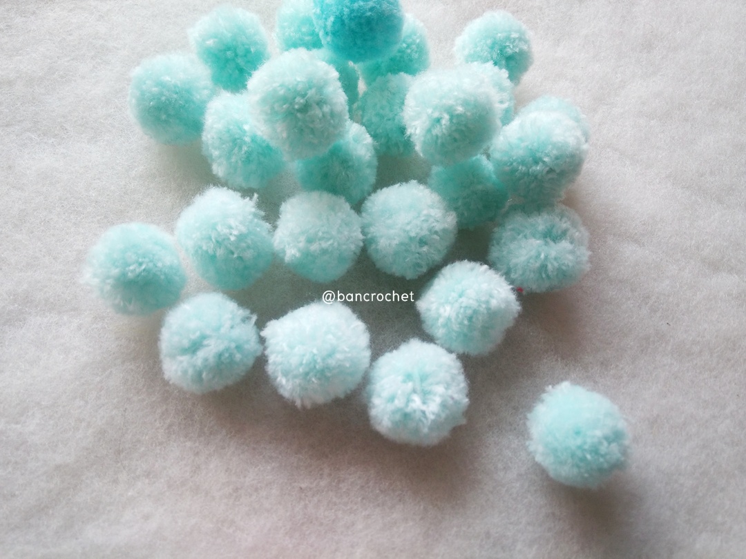 ปอมปอมไหมพรม ขนาด 2.5-3 ซม pom poms crochet ฟ้าอ่อน 2.5-3 ซม.
