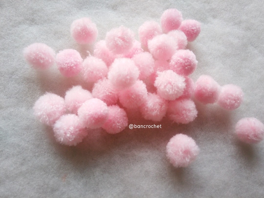 ปอมปอมไหมพรม ขนาด 2.5-3 ซม pom poms crochet ชมพูอ่อน 2.5-3 ซม.