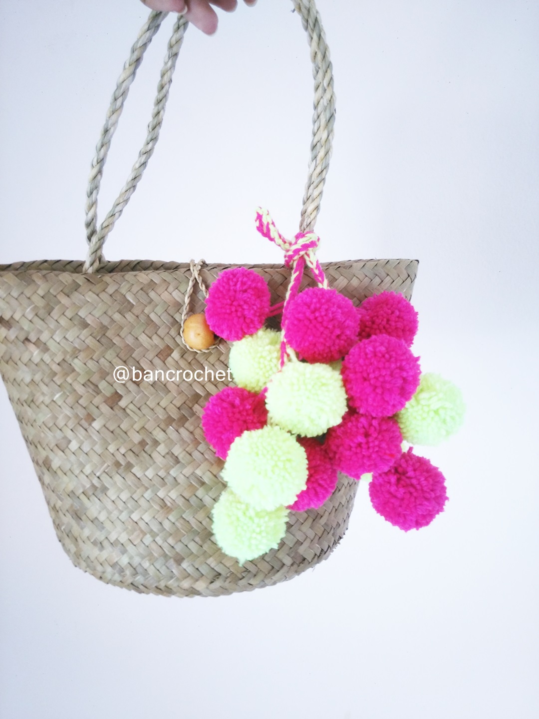 กระเป๋าสานกระจูดห้อยปอมปอม grajood basket weave bags คละสี 7*10*7*12 นิ้ว