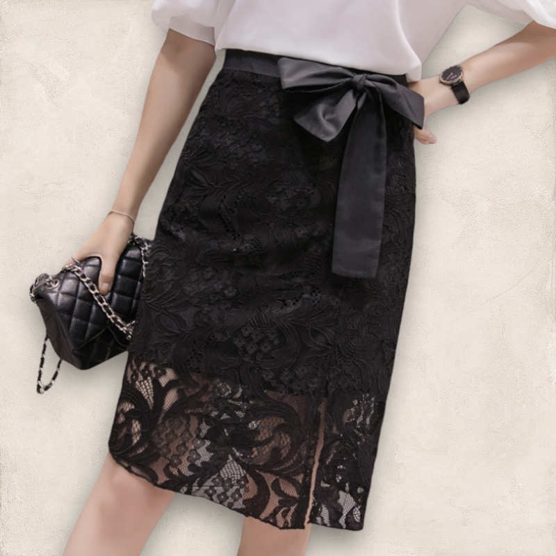 Skirt386 กระโปรงลูกไม้สีดำทรงเข้ารูปซิปหลังผูกโบว์เอวมีซับใน ผ่าชายเล็กน้อยเพื่อความคล่องตัว งานสวยดูดี แมทช์กับเสื้อทรงไหนก็เข้า ใส่เที่ยว/ใส่ทำงานได้