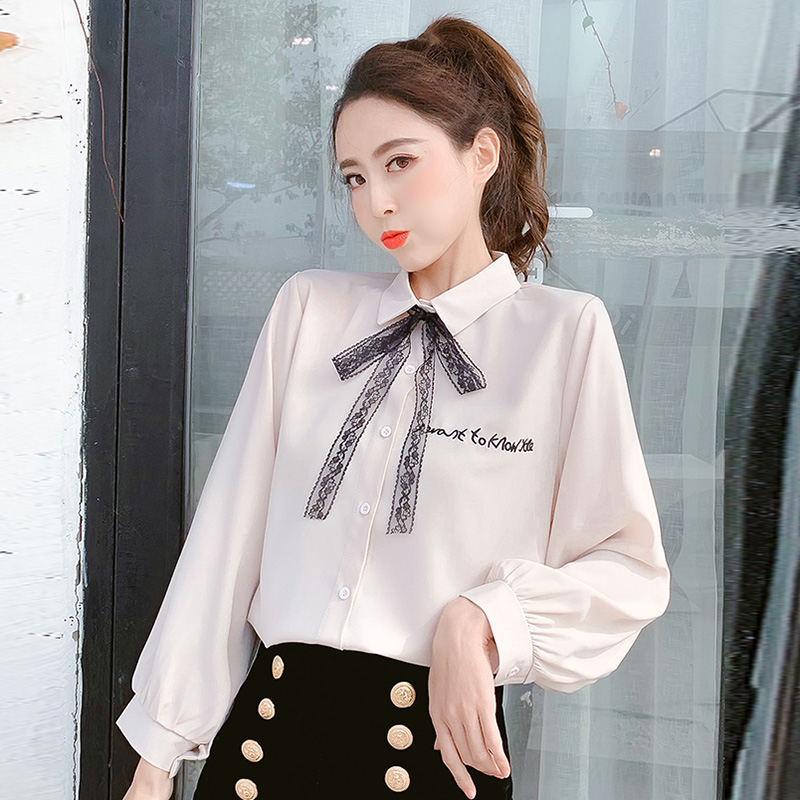 Blouse3859 เสื้อเชิ้ตแขนยาวกระดุมข้อมือสีครีม กระดุมผ่าหน้า อกปักลายตัวอักษร คอปกผูกโบว์ลูกไม้แยกชิ้น (สามารถถอดออกได้) ผ้าคอตตอนซิลค์เนื้อดีนุ่มหนามีน้ำหนักทิ้งตัว รุ่นนี้ผ้าเนื้อดีมากใส่สบายไม่ร้อนไม่ยับง่าย งานสวยดูดี ใส่เที่ยว/ใส่ทำงา