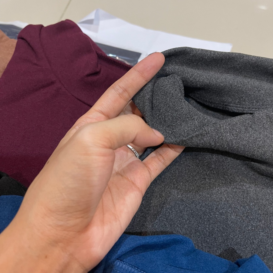 HEATTECH (ฮีทเทคชาย คอตั้ง) เสื้อแขนยาวเนื้อดี ใส่กันหนาว/เพิ่มความอุ่น ผ้าเนื้อแน่นนุ่ม ยืดได้เยอะ