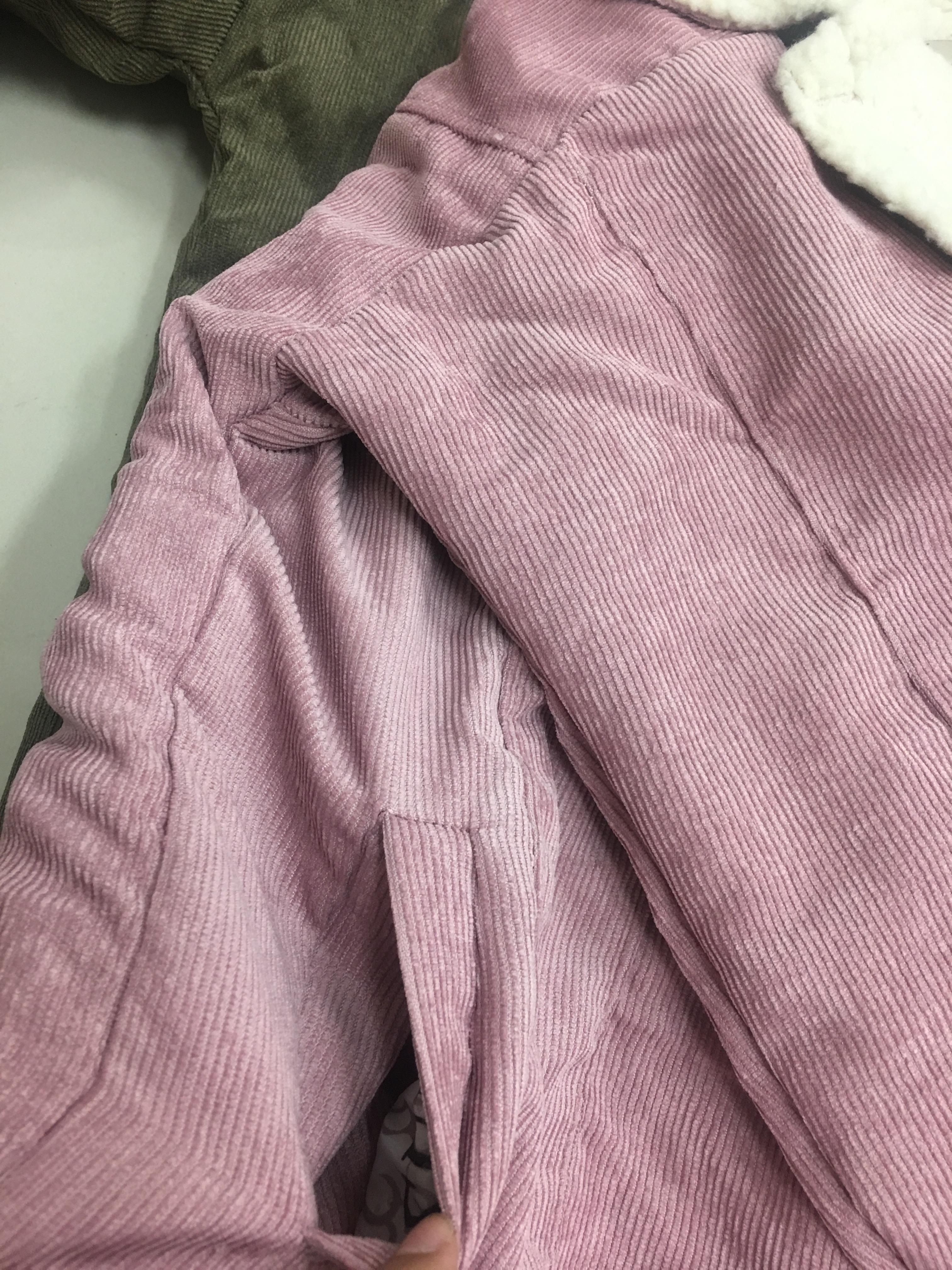 แจ็คเก็ตผ้าลูกฟูก สีเขียงขี้ม้า ด้านในบุขนแกะช่วงตัว เนื้อบางเบา ใส่ชิลๆวันสบายๆ