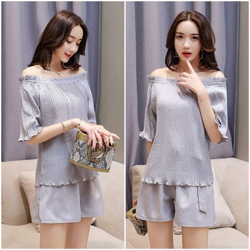 Blouse3663 เสื้อปาดไหล่ผ้าชีฟองเนื้อหนาเกรดพรีเมียมอัดพลีทสีพื้นเทา งานดีเนื้อผ้าใส่สบาย งานสวยดีเทลดีงาม แมทช์กับกระโปรงหรือกางเกงก็น่ารักไม่แพ้กัน